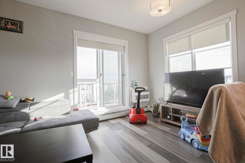 426 812 Welsh Drive, Edmonton, AB - Indoor Photo Showing Living Room