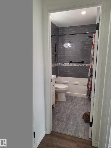 301 7220 144 Avenue, Edmonton, AB - Indoor Photo Showing Bathroom