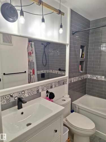 301 7220 144 Avenue, Edmonton, AB - Indoor Photo Showing Bathroom
