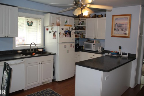 109 Main Road, Derwent, AB - Indoor Photo Showing Kitchen With Double Sink