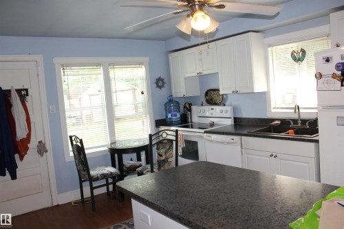 109 Main Road, Derwent, AB - Indoor Photo Showing Kitchen With Double Sink
