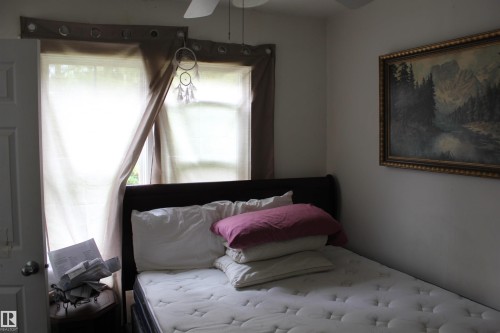109 Main Road, Derwent, AB - Indoor Photo Showing Bedroom