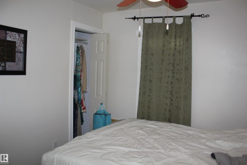 109 Main Road, Derwent, AB - Indoor Photo Showing Bedroom