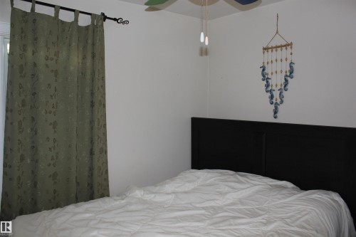 109 Main Road, Derwent, AB - Indoor Photo Showing Bedroom