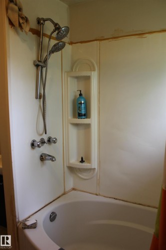 109 Main Road, Derwent, AB - Indoor Photo Showing Other Room