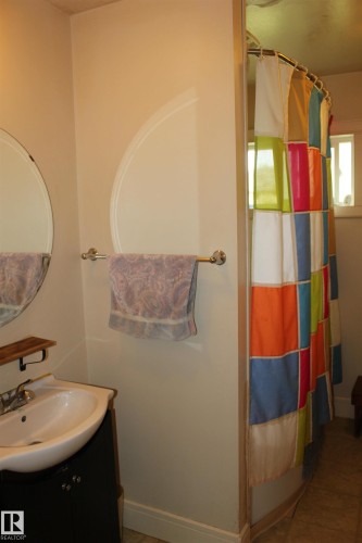 109 Main Road, Derwent, AB - Indoor Photo Showing Bathroom