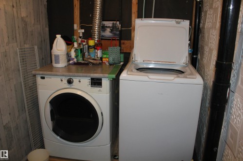 109 Main Road, Derwent, AB - Indoor Photo Showing Laundry Room
