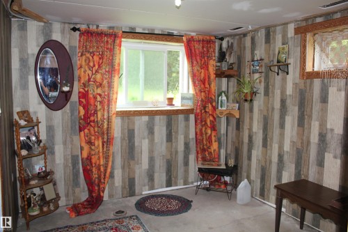 109 Main Road, Derwent, AB - Indoor