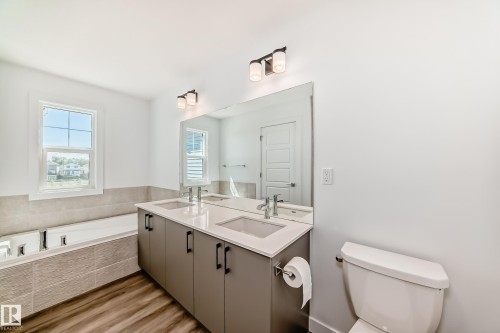 631 Kinglet Boulevard, Edmonton, AB - Indoor Photo Showing Bathroom