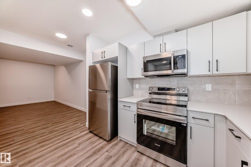 631 Kinglet Boulevard, Edmonton, AB - Indoor Photo Showing Kitchen