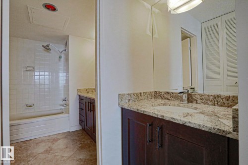 702 9923 103 Street, Edmonton, AB - Indoor Photo Showing Bathroom