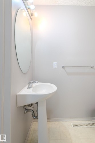 28 4350 23 Street, Edmonton, AB - Indoor Photo Showing Bathroom
