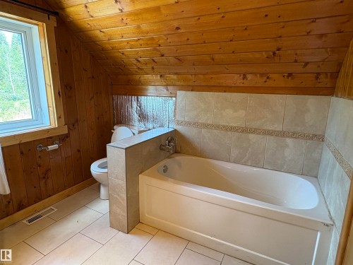 Bathroom with lofted ceiling. on upper floor. - B58018 Hiway 29, Rural St. Paul County, AB - Indoor Photo Showing Bathroom