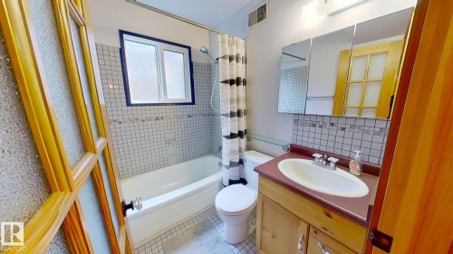 8 Lake Avenue, Rural Wetaskiwin County, AB - Indoor Photo Showing Bathroom