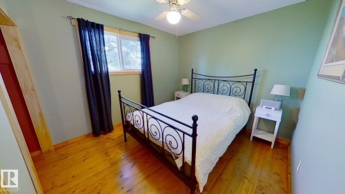8 Lake Avenue, Rural Wetaskiwin County, AB - Indoor Photo Showing Bedroom