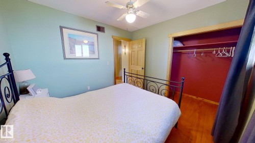 8 Lake Avenue, Rural Wetaskiwin County, AB - Indoor Photo Showing Bedroom