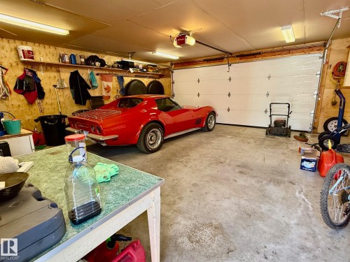 8 Lake Avenue, Rural Wetaskiwin County, AB - Indoor Photo Showing Garage