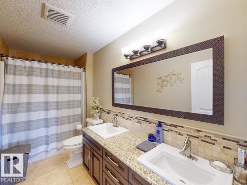 10617 174A Avenue, Edmonton, AB - Indoor Photo Showing Bathroom