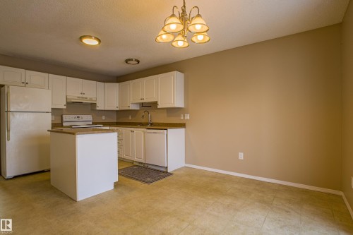10 16777 91 Street, Edmonton, AB - Indoor Photo Showing Kitchen