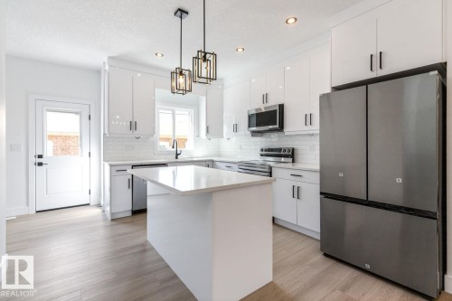 7906 75 Street, Edmonton, AB - Indoor Photo Showing Kitchen With Upgraded Kitchen