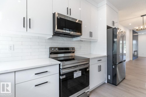 7906 75 Street, Edmonton, AB - Indoor Photo Showing Kitchen With Upgraded Kitchen