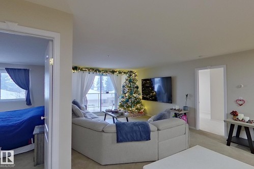 208 10421 42 Avenue, Edmonton, AB - Indoor Photo Showing Living Room