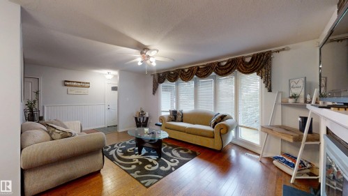 12203 149 Avenue, Edmonton, AB - Indoor Photo Showing Living Room