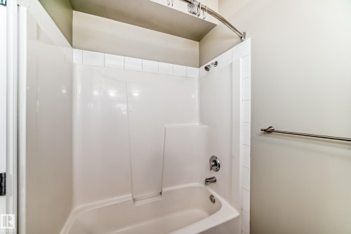 423 8528 82 Avenue, Edmonton, AB - Indoor Photo Showing Bathroom