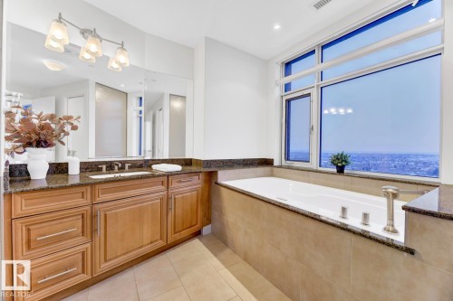 1900 10035 Saskatchewan Drive, Edmonton, AB - Indoor Photo Showing Bathroom