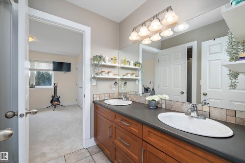 1644 Hector Road, Edmonton, AB - Indoor Photo Showing Bathroom