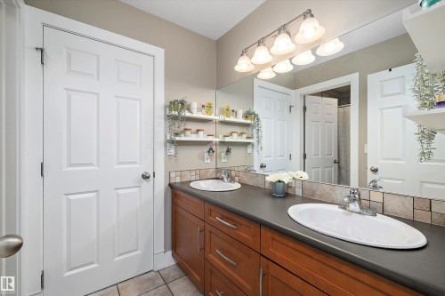 1644 Hector Road, Edmonton, AB - Indoor Photo Showing Bathroom