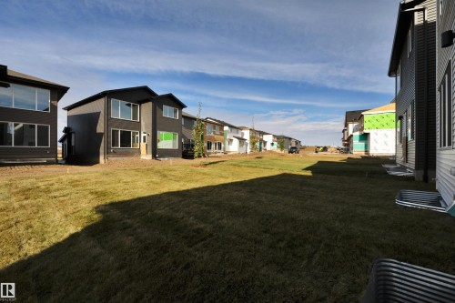View of green lawn with a residential view - 9104 Elves Loop, Edmonton, AB - Outdoor
