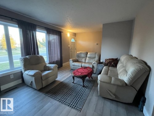 12904 95 Street, Edmonton, AB - Indoor Photo Showing Living Room