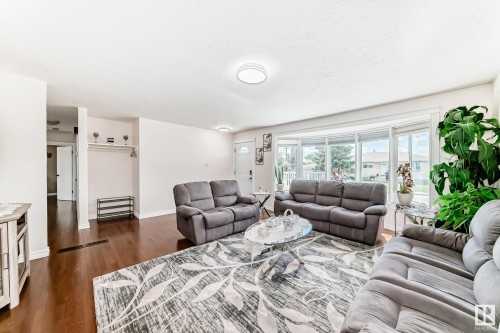 13410 134 Avenue, Edmonton, AB - Indoor Photo Showing Living Room