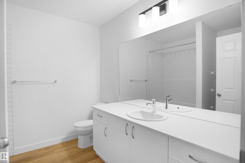 1332 11 Avenue, Edmonton, AB - Indoor Photo Showing Bathroom