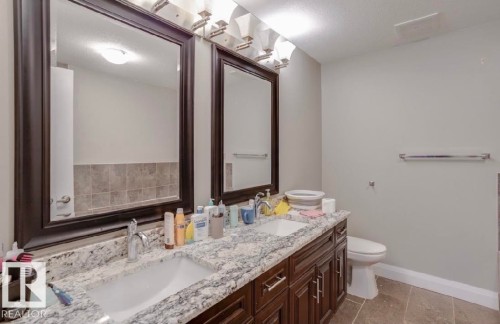 10935 76 Avenue, Edmonton, AB - Indoor Photo Showing Bathroom