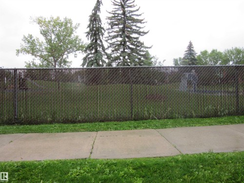 3 13450 Fort Road, Edmonton, AB - Outdoor