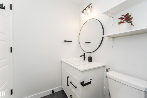 7343 179 Avenue, Edmonton, AB - Indoor Photo Showing Bathroom