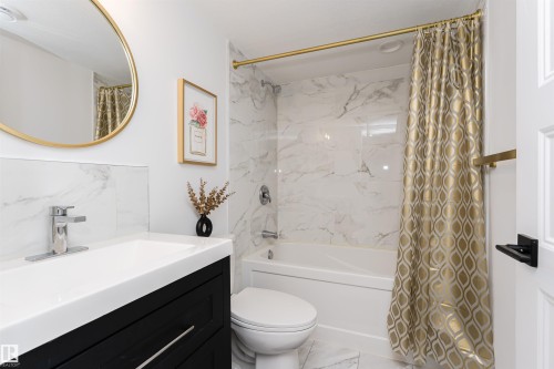 7343 179 Avenue, Edmonton, AB - Indoor Photo Showing Bathroom