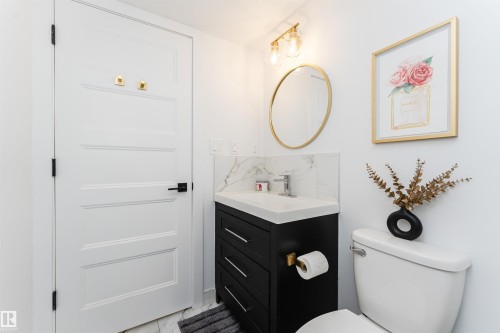 7343 179 Avenue, Edmonton, AB - Indoor Photo Showing Bathroom