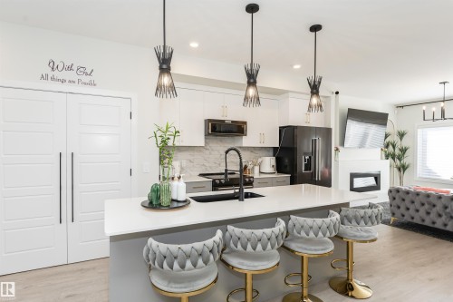 7343 179 Avenue, Edmonton, AB - Indoor Photo Showing Kitchen With Upgraded Kitchen