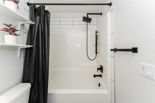 7343 179 Avenue, Edmonton, AB - Indoor Photo Showing Bathroom