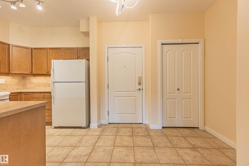 110 1406 Hodgson Way, Edmonton, AB - Indoor Photo Showing Kitchen