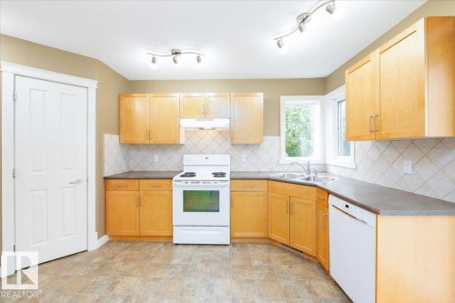 10904 72 Avenue, Edmonton, AB - Indoor Photo Showing Kitchen