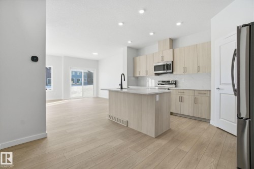 5621 Hawthorn Way, Edmonton, AB - Indoor Photo Showing Kitchen With Upgraded Kitchen