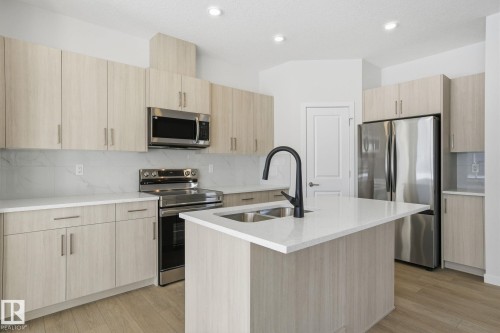 5621 Hawthorn Way, Edmonton, AB - Indoor Photo Showing Kitchen With Double Sink With Upgraded Kitchen