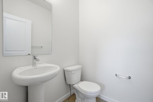 5621 Hawthorn Way, Edmonton, AB - Indoor Photo Showing Bathroom