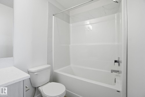5621 Hawthorn Way, Edmonton, AB - Indoor Photo Showing Bathroom