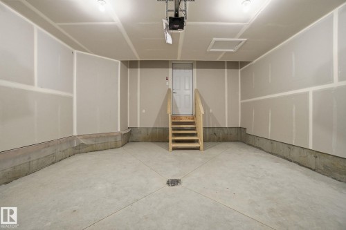 5621 Hawthorn Way, Edmonton, AB - Indoor Photo Showing Other Room