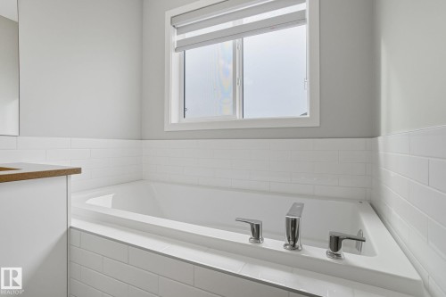 9102 Elves Loop Nw, Edmonton, AB - Indoor Photo Showing Bathroom